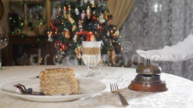 豪华餐厅的新年和圣诞装饰。 表格设置。 提供美味的甜点和咖啡拿铁。